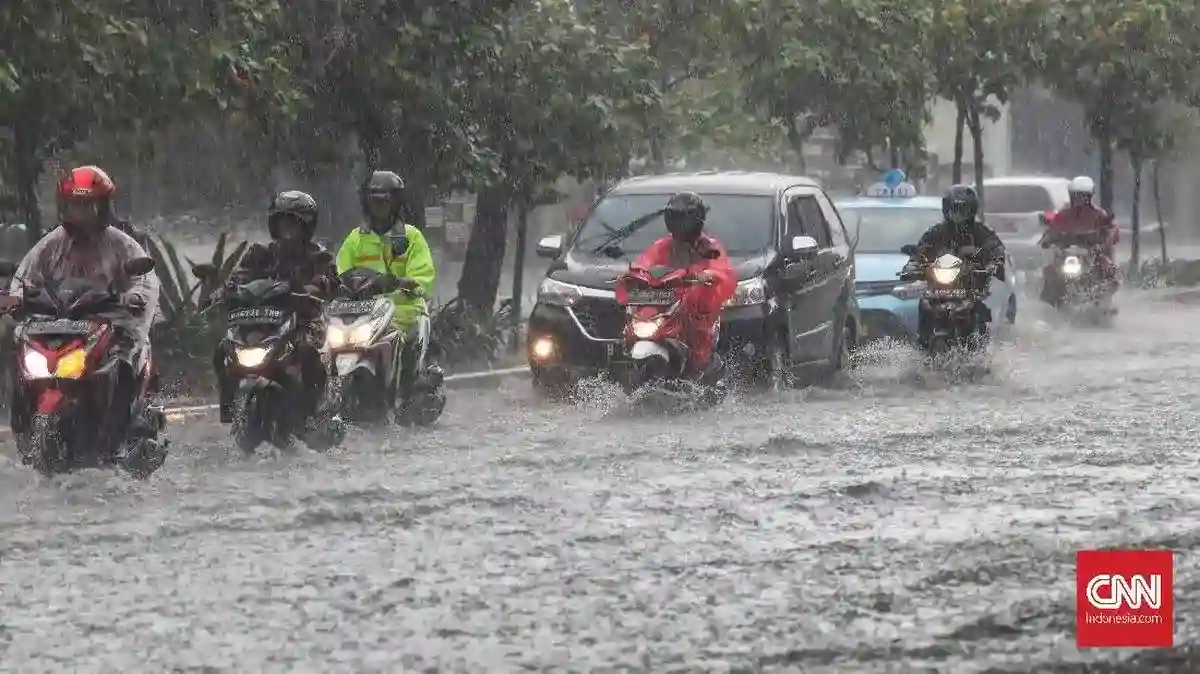 Banjir Rendam Jalan Mayor Oking dan Permukiman di Cibinong
