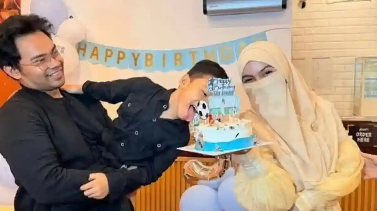 Wardatina Mawa Jaga Jarak saat Bertemu Mantan Suami di Ulang Tahun Putranya