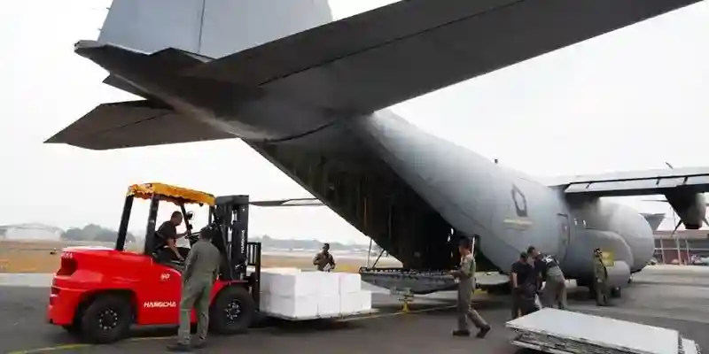 TNI Salurkan 4,6 Ton Dry Ice untuk Mendukung OMC di Banjarmasin dan Palembang