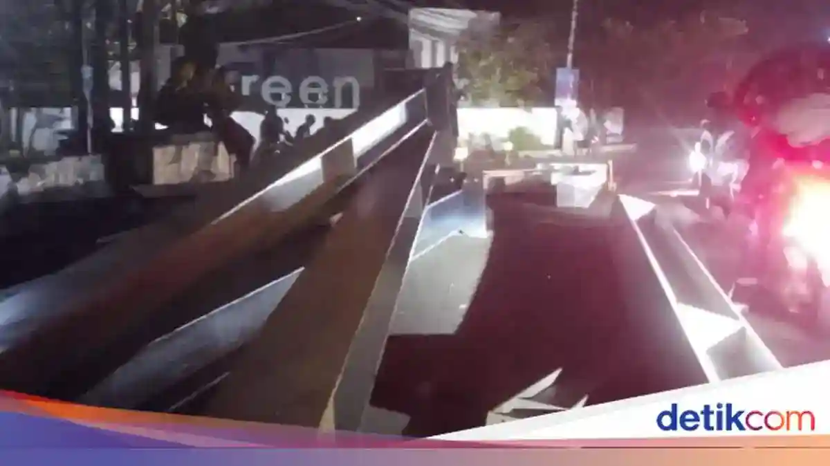 Tiang Baja Terlepas dari Truk dan Menimpa Suzuki Ertiga di Ciputat Timur