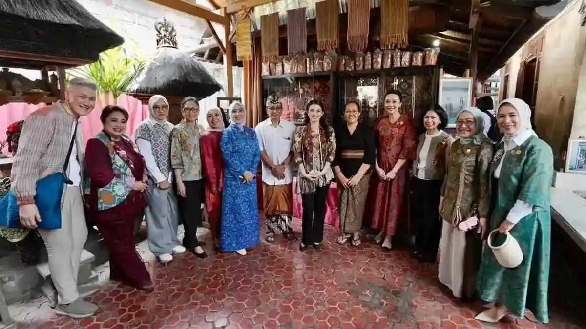 Tenun Gringsing Tenganan Didorong Tetap Lestari, Lansia Penenun Terima Kacamata
