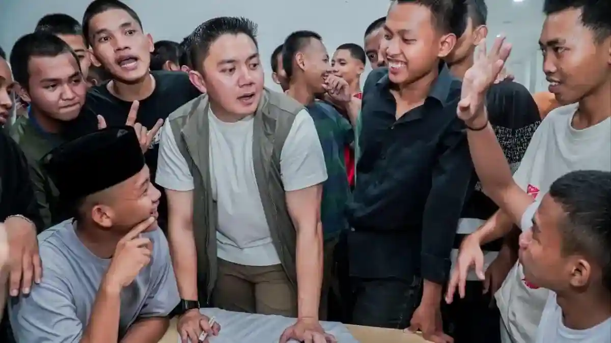 Kunjungan Malam Teddy ke Sekolah Rakyat Bekasi: Bernyanyi dan Meninjau Asrama