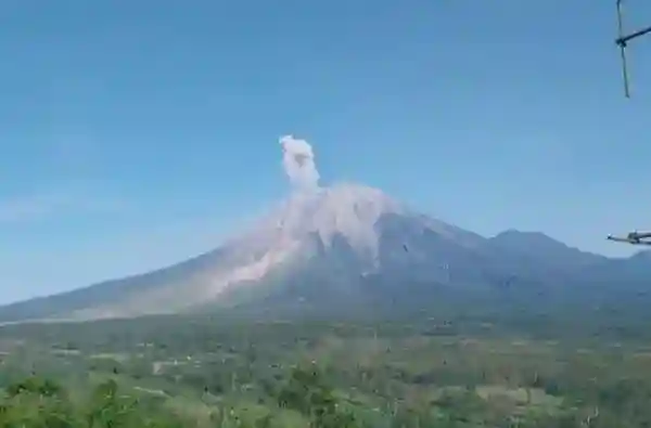 Semeru Erupsi Lima Kali hingga Pagi, Statusnya Tetap Siaga