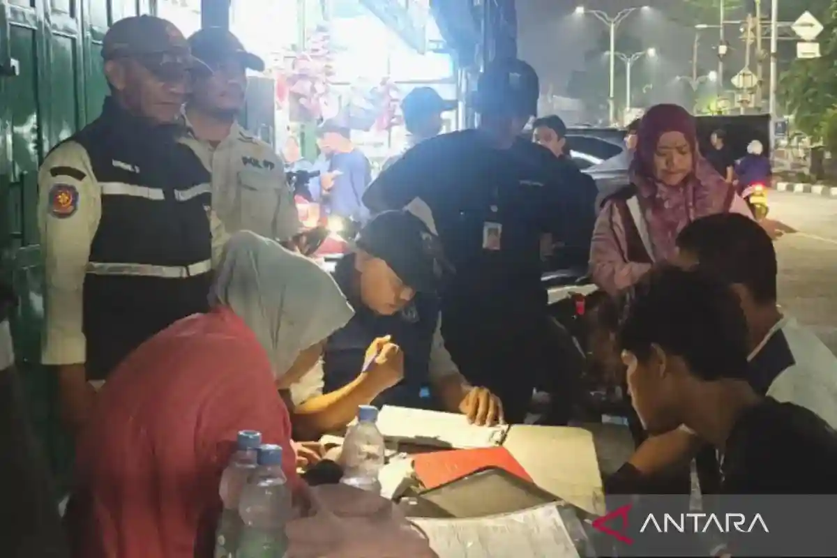 Operasi di Jalan Raya Bogor Menindak 25 Pembuang Sampah Liar