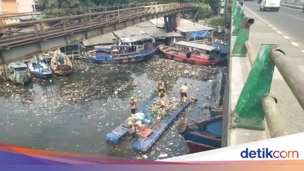 Sampah Menutupi Kali Cakung Drain, Petugas DKI Angkut Sekitar 8 Meter Kubik