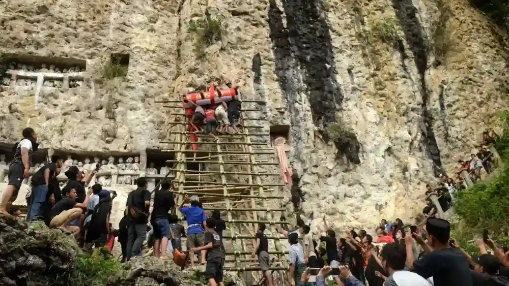 Karhutla di Toraja Utara Merambat ke Liang Batu Pemakaman Tradisional