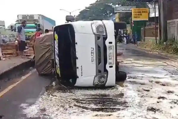 Truk Pengangkut Telur Terguling di Pandaan, Tumpahan Picu Jalan Licin