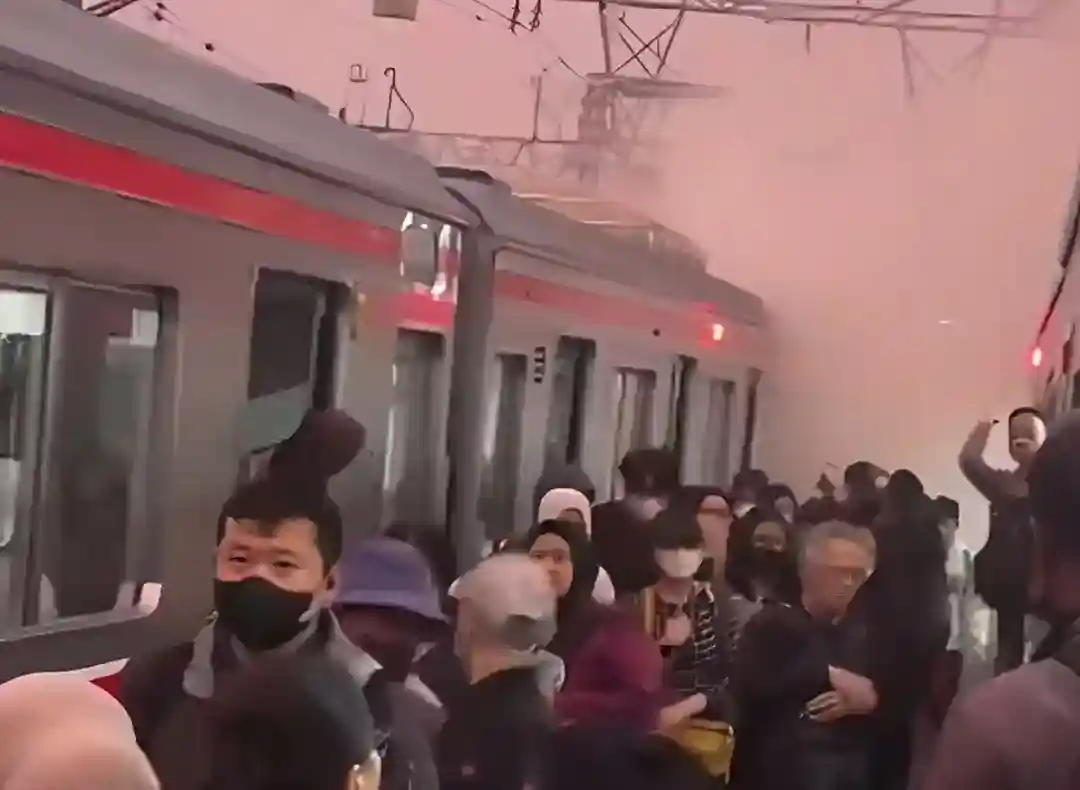 Kepulan Asap di Atap KRL Jakarta Kota, Penumpang Berbondong-bondong Turun