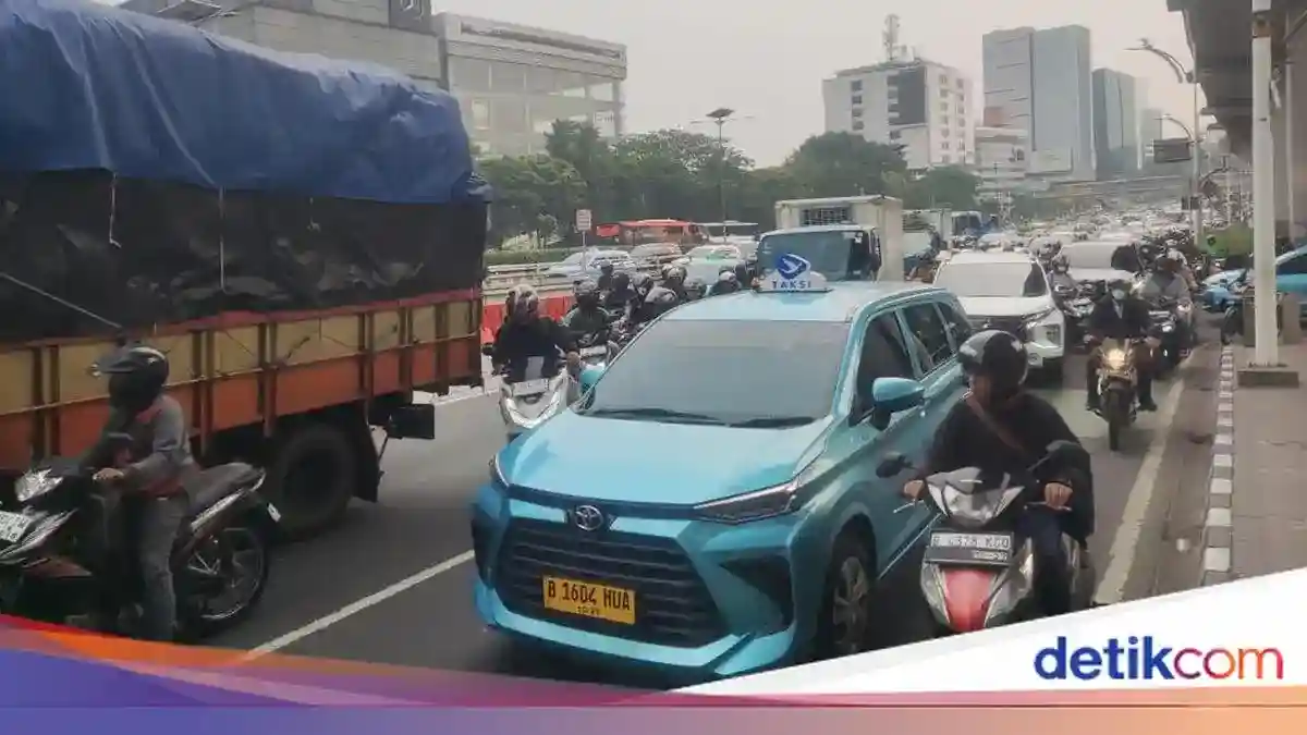 Truk Mogok di MT Haryono, Sejumlah Rute Transjakarta Terlambat