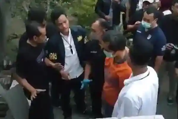 Tangis Harti Mengiringi Prarekonstruksi Pembunuhan Dini Hardianti dan Anaknya di Madiun
