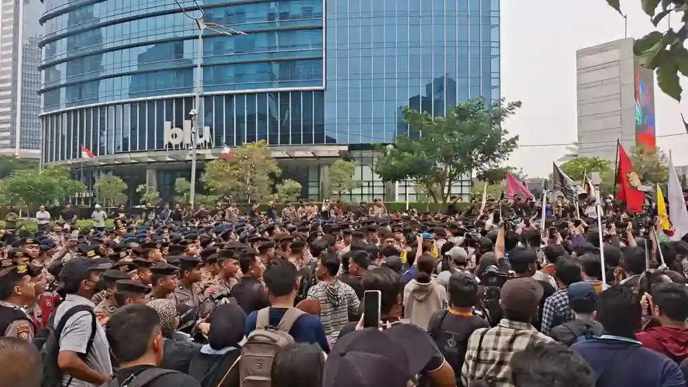 Aksi Komite Sadar Tertahan di Depan Gedung UOB, Arus Sudirman–Thamrin Dialihkan
