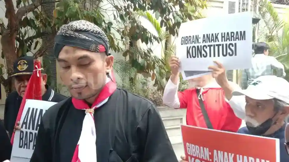 Aksi Pejuang Merah Putih Indonesia Sampaikan Surat soal Jabatan Wapres Gibran
