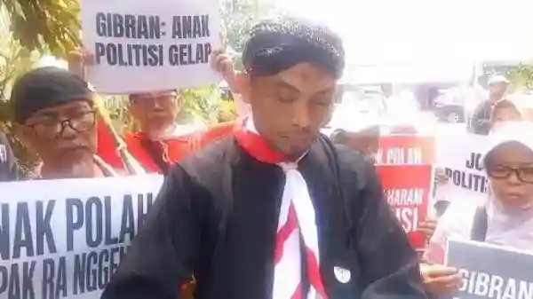 Massa Pejuang Merah Putih Indonesia Datangi Kediaman Jokowi di Solo