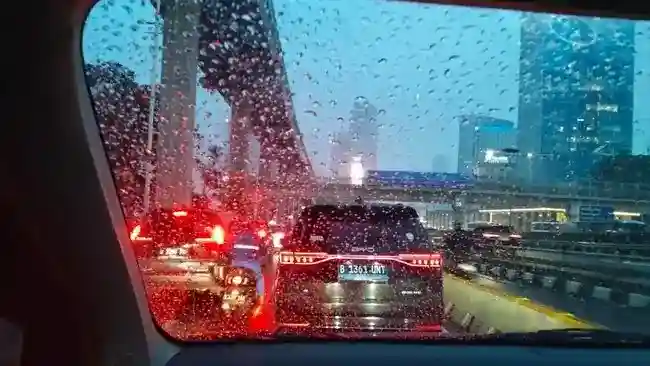 Hujan Deras Guyur Gatot Subroto, BMKG Ingatkan Potensi Cuaca Ekstrem