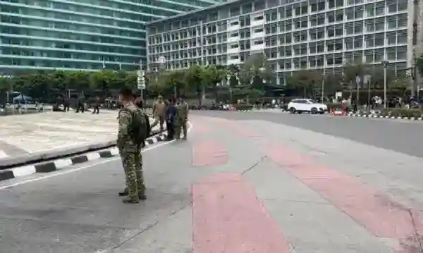 Aksi Mahasiswa di Bundaran HI Berlangsung, Lalu Lintas Thamrin–Sudirman Tetap Dibuka
