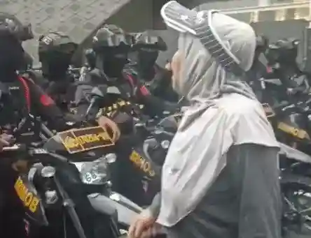 Pembubaran Demonstran di Bundaran HI Berlangsung Tegang di Tengah Hujan Deras