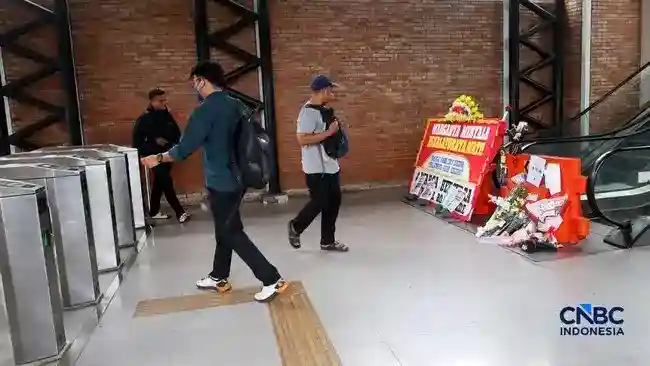 Karangan Bunga Jadi Simbol Protes atas Eskalator Mati di Skybridge Bojonggede