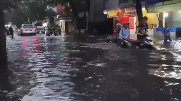 Genangan di Cibaduyut Lumpuhkan Sejumlah Kendaraan Usai Hujan Deras