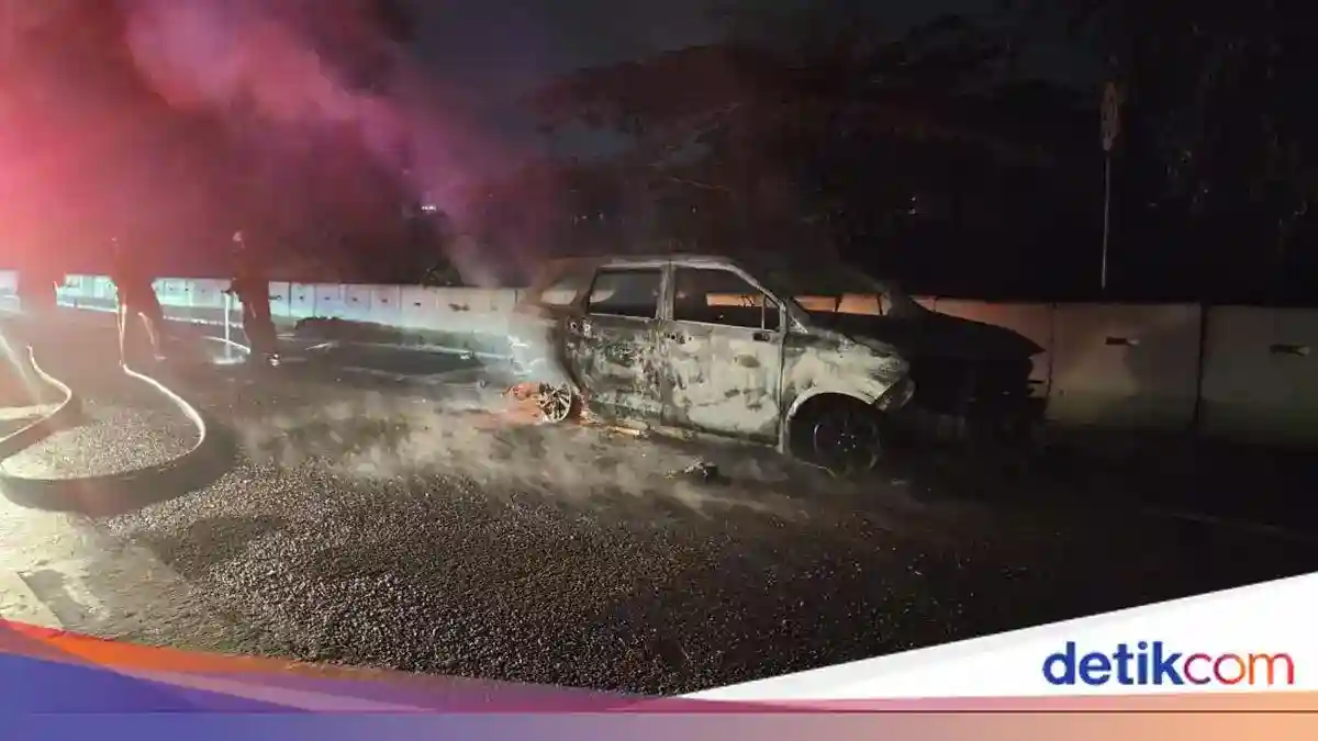 Minibus Terbakar di Jagorawi KM 33, Penumpang Dievakuasi Selamat