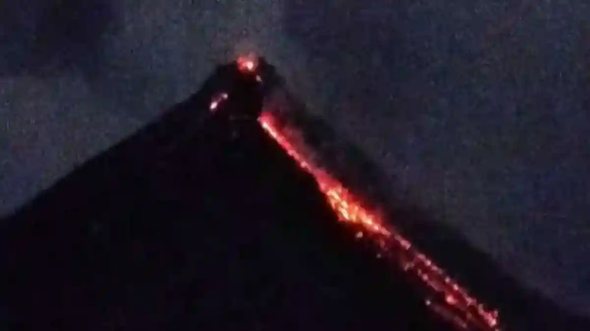 Karangetang Erupsi, Guguran Lava Mencapai Radius 1,5 Kilometer
