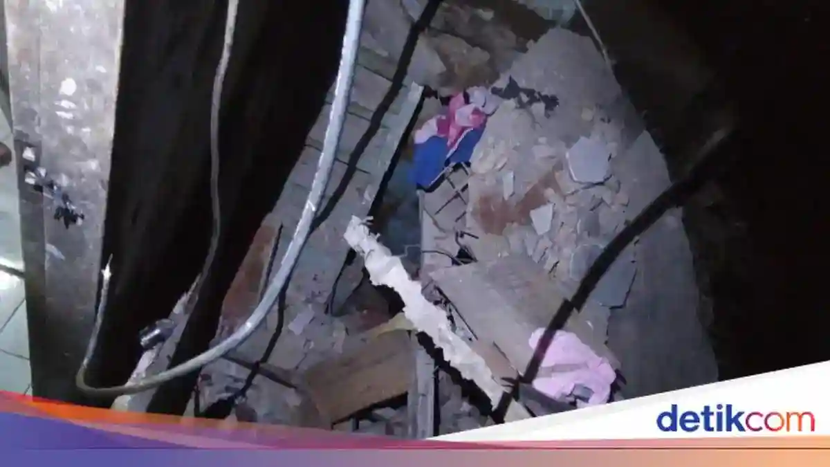 Empat Penghuni Selamat setelah Bagian Dapur Rumah di Bogor Ambruk