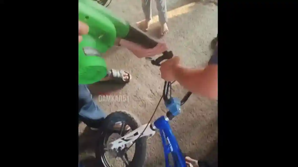 Uang Rp10 Ribu Tersangkut di Setang Sepeda, Damkar Matraman Turun Tangan