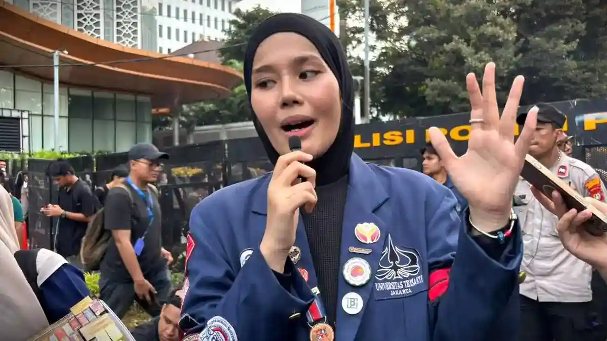 Zahra Nazira Firman Bawa Tiga Tuntutan Mahasiswa di Aksi Patung Kuda